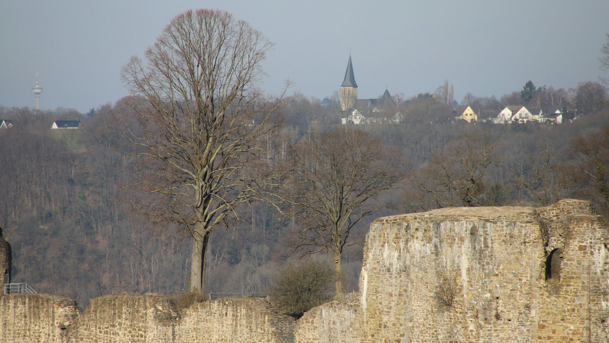 Es ist der Blick von einem Punkt des Burgweges zu sehen.