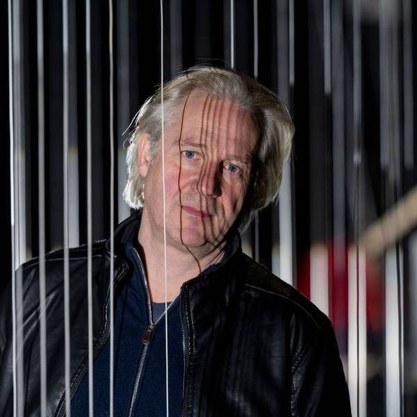 Der Kölner Schauspielintendant Stefan Bachmann schaut im Mülheimer Depot aus den Kulissen seiner Inszenierung von Rainald Goetz' „Johann Holtrop“.
