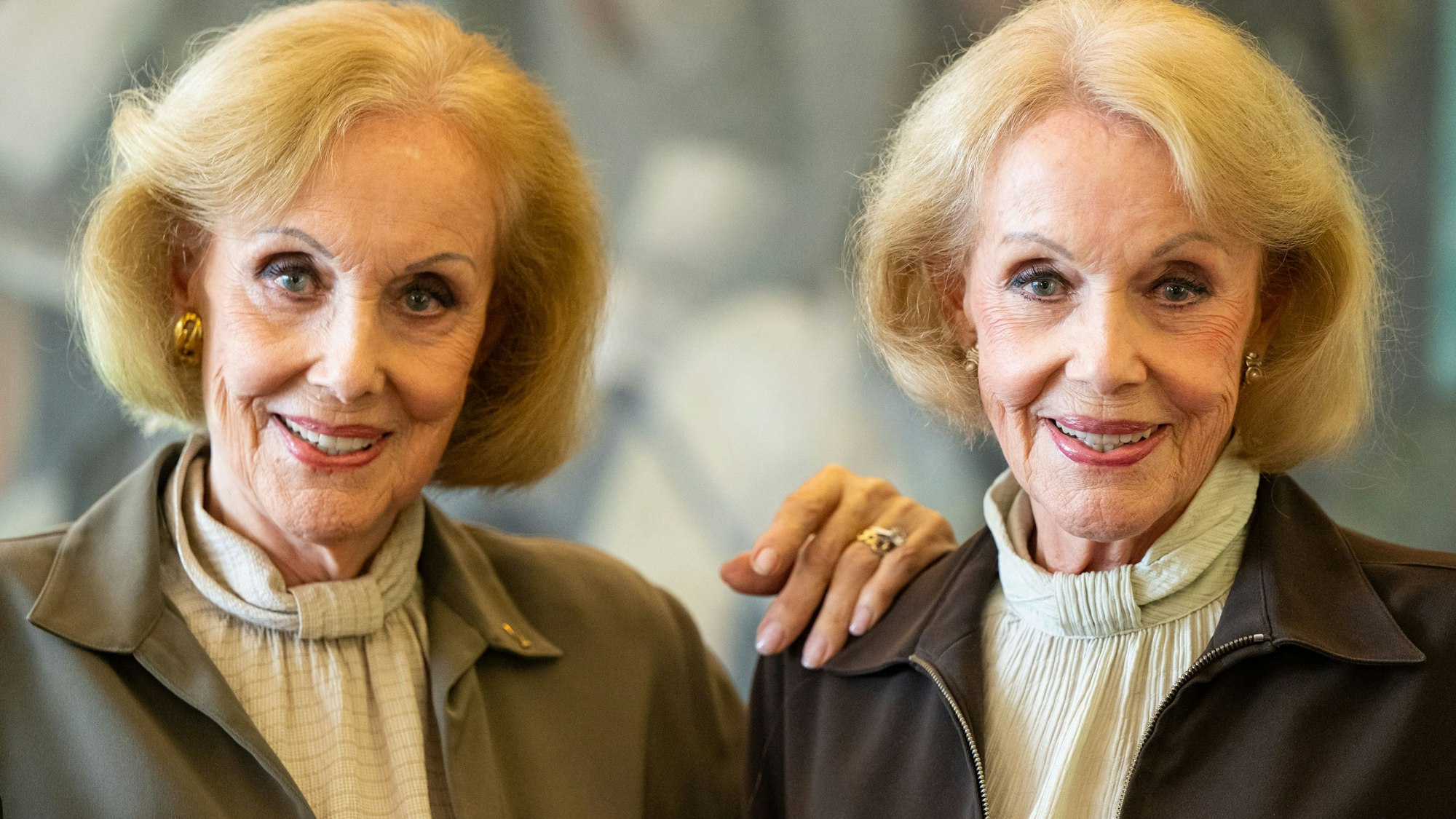 Alice und Ellen Kessler lächeln in die Kamera.