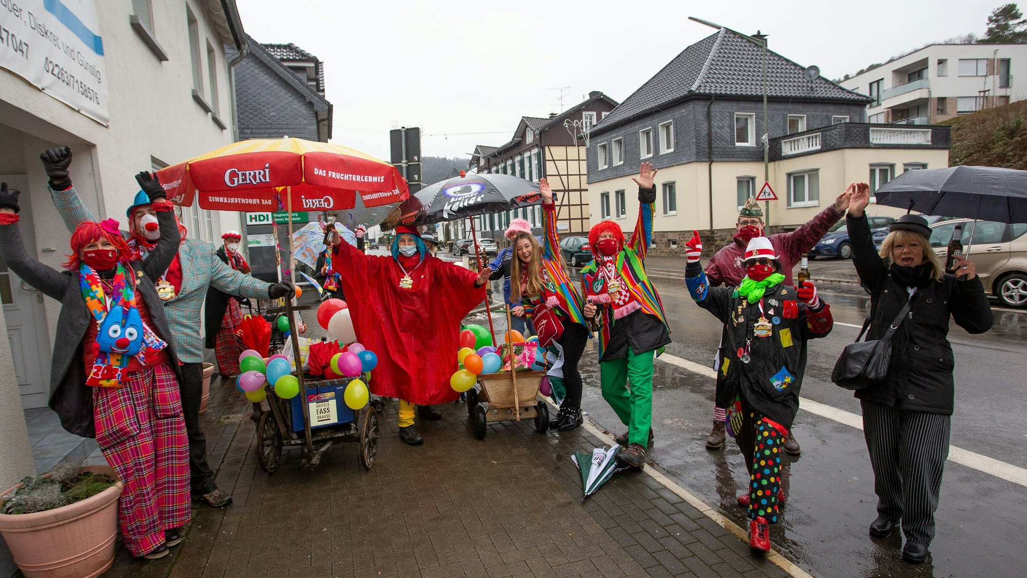 Blick auf Kostümierte und Bollerwagen auf der Straße in Engelskirchen