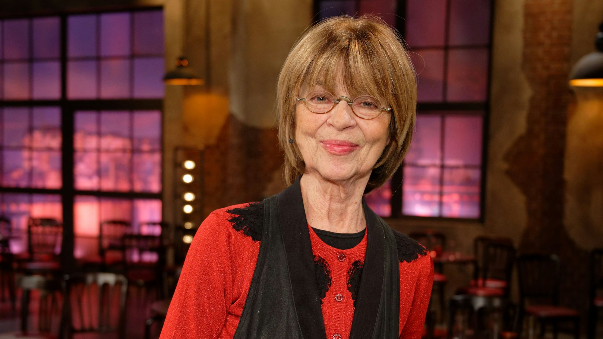 Cornelia Froboess steht im Fernsehstudio.