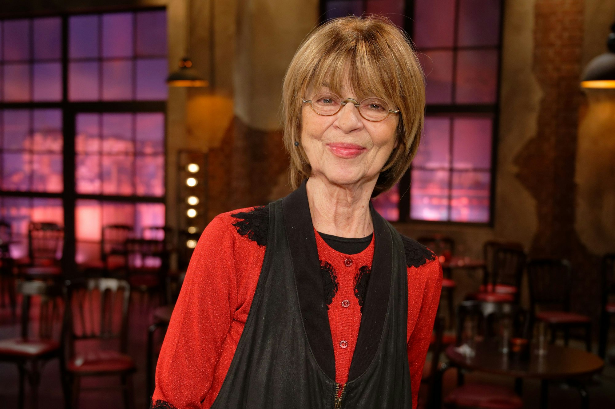 Cornelia Froboess steht im Fernsehstudio.