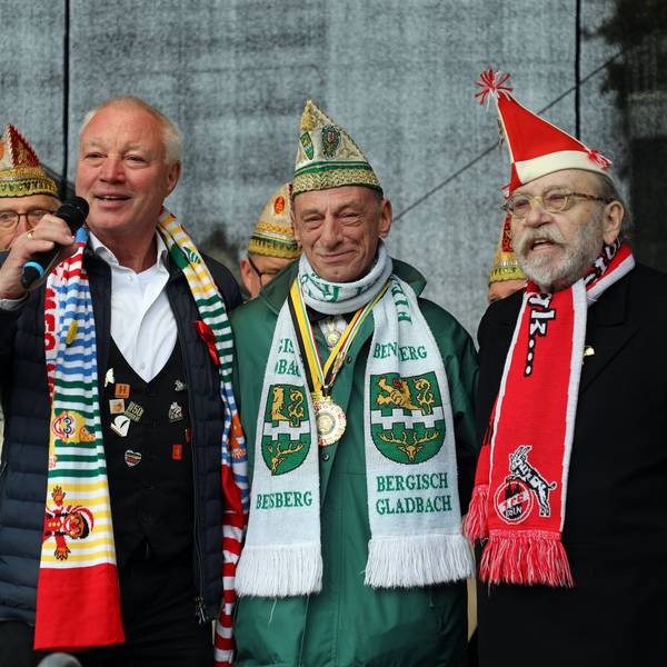 Die Ur-Höhner Peter Werner (l.) und Janus Fröhlich (r.) gratulieren dem Bensberger Festkomitee-Präsidenten Gerd Breidenbach zur höchsten deutschen Karnevalsauszeichnung.