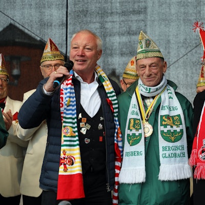 Die Ur-Höhner Peter Werner (l.) und Janus Fröhlich (r.) gratulieren dem Bensberger Festkomitee-Präsidenten Gerd Breidenbach zur höchsten deutschen Karnevalsauszeichnung.