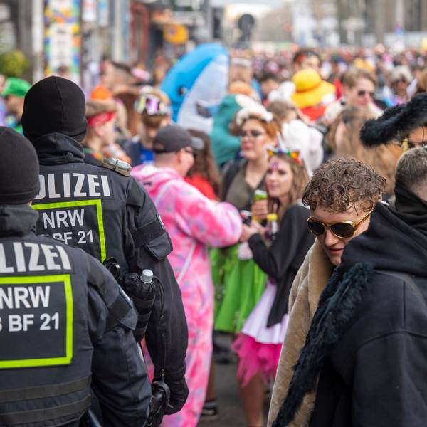Beamte einer Polizeihundertschaft patrouillieren über die Zülpicher Straße.