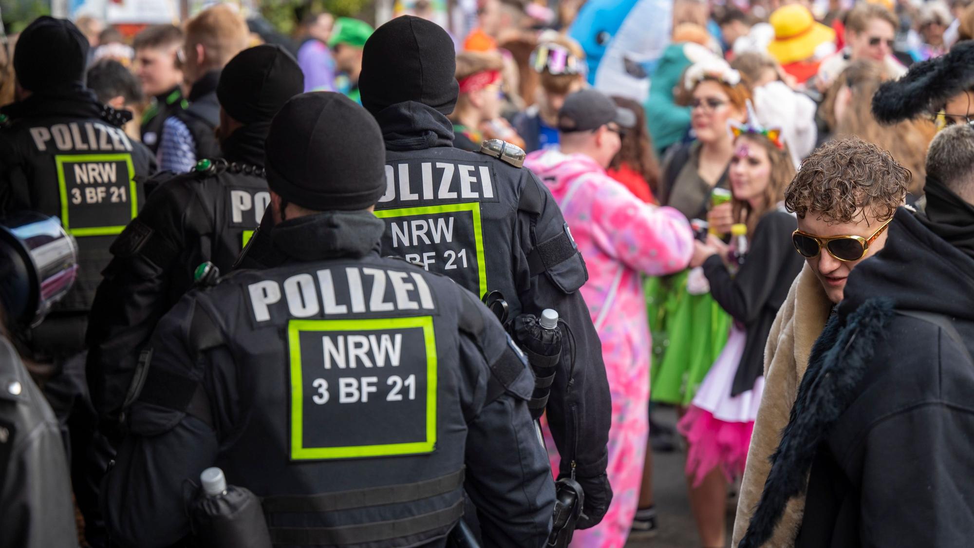 Beamte einer Polizeihundertschaft patrouillieren über die Zülpicher Straße.