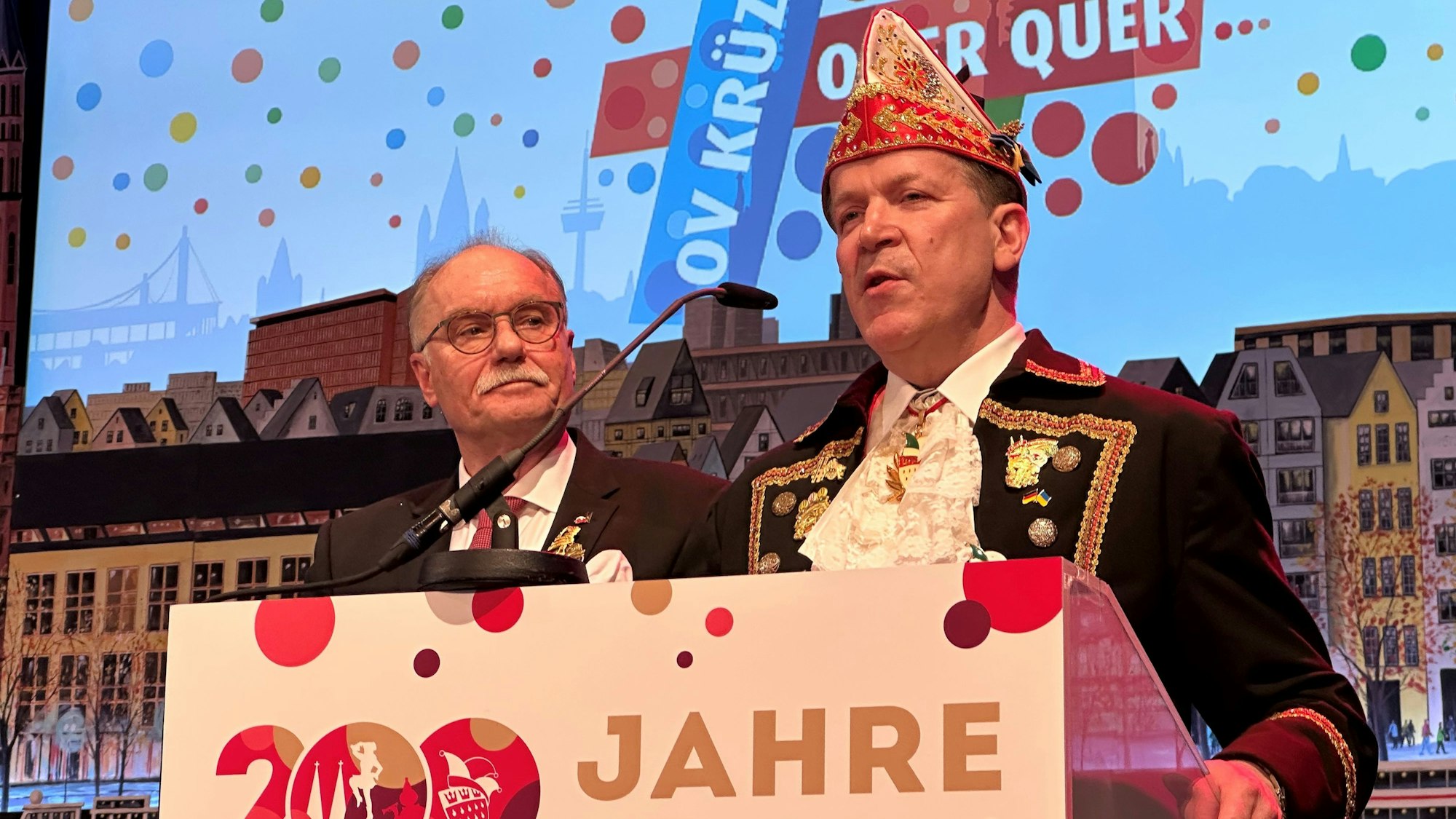 Christoph Kuckelkorn und Bernhard Conin stehen am Rednerpult.