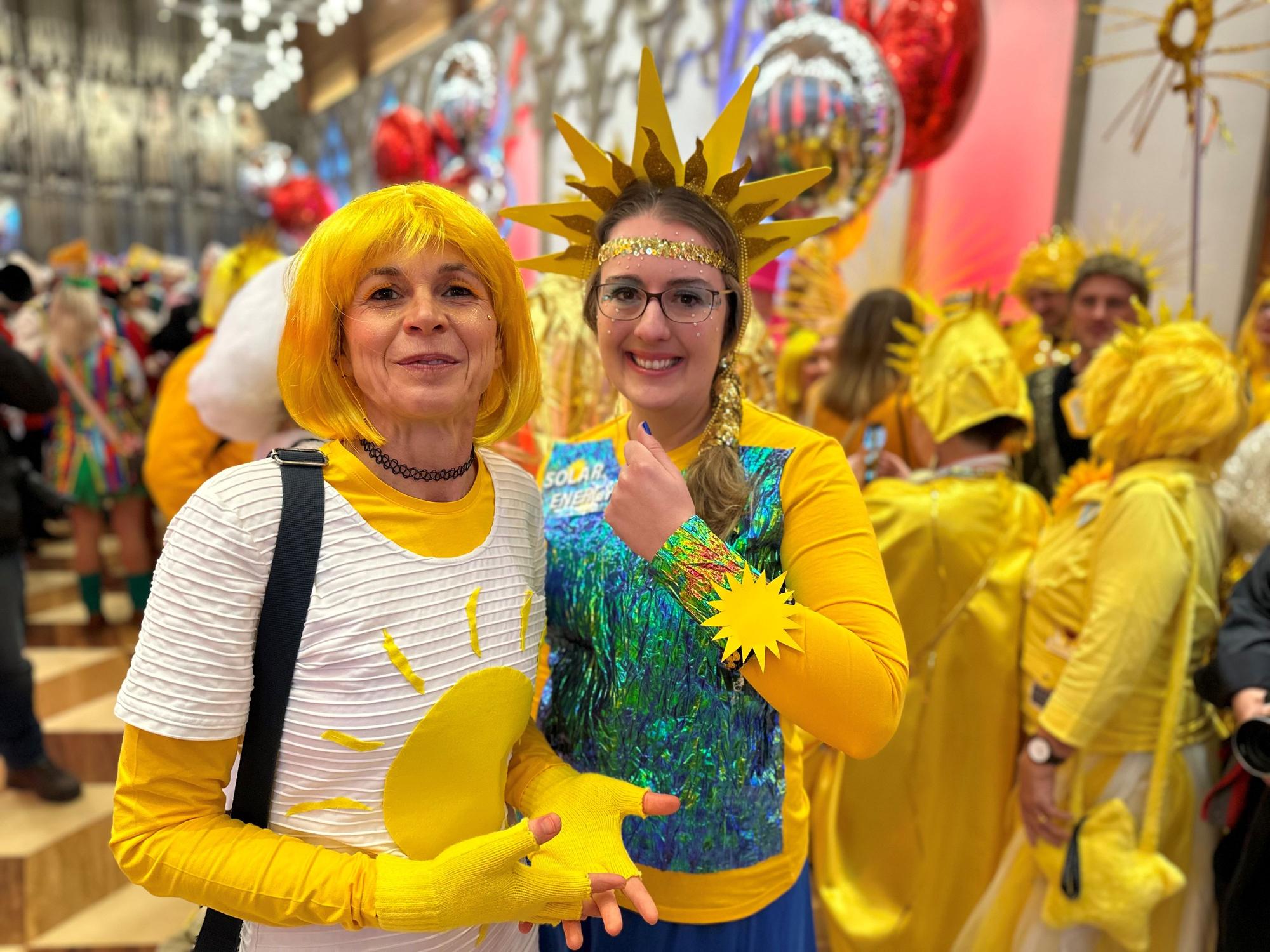 Grüne Sonnenkinder: Die Kölner Chefin der Ratsfraktion, Christiane Martin (l.), und Bundestagsabgeordnete Kathrina Dröge im Rathaus.