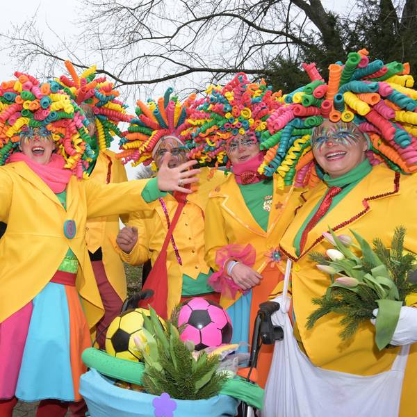 Bunt verkleidete Frauen jubeln in Kürten-Bechen.