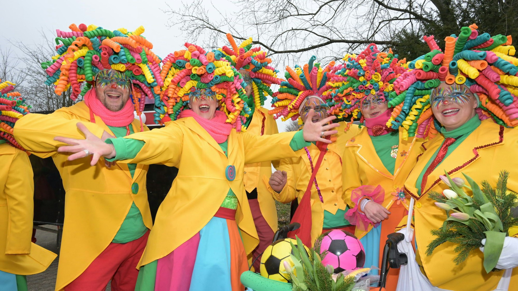 Bunt verkleidete Frauen jubeln in Kürten-Bechen.