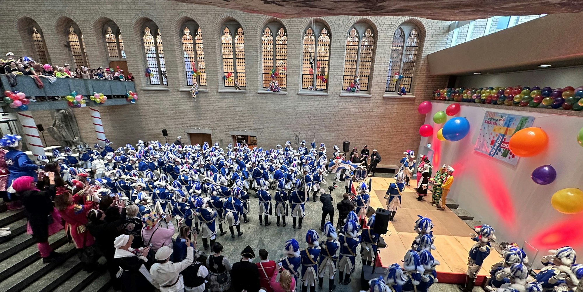 Traditionell werden auch die Blauen Funken empfangen in der Piazetta des Rathauses.