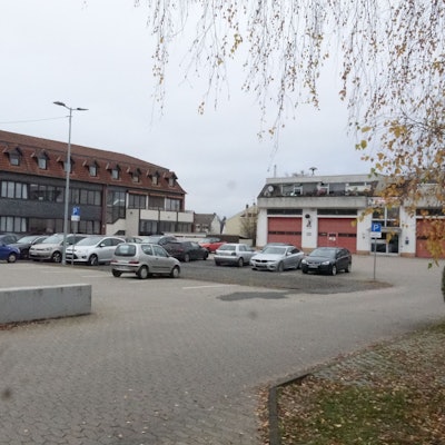 Blick auf den Parkplatz, das Rathaus und die Feuerwehrwache.