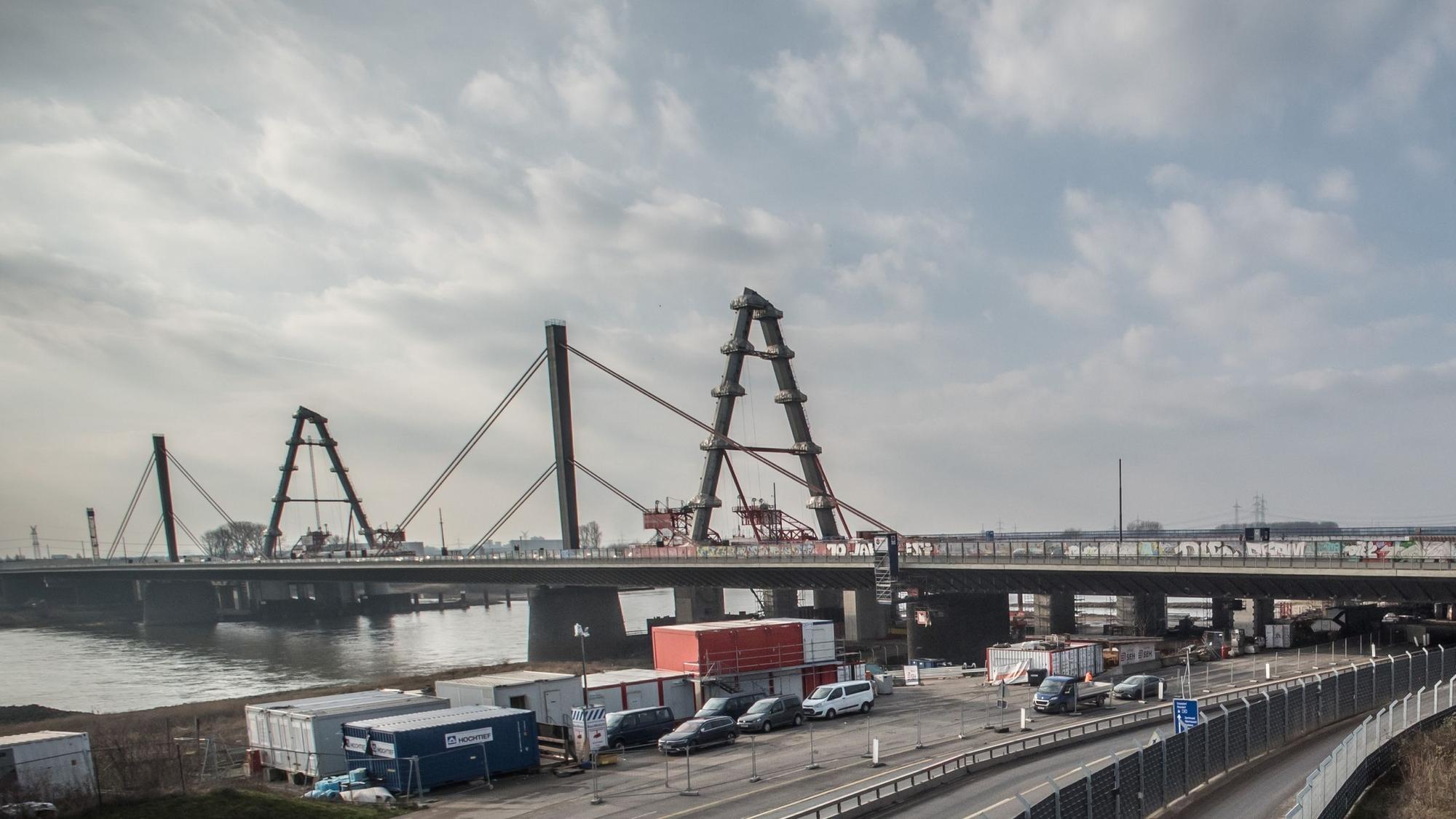 Leverkusener Brücke, Widerlager der alten Brücke. der Boden am Widerlager ist verseucht, beim Neubau muss unter einem Zelt gearbeitet werden.. Foto: Ralf Krieger