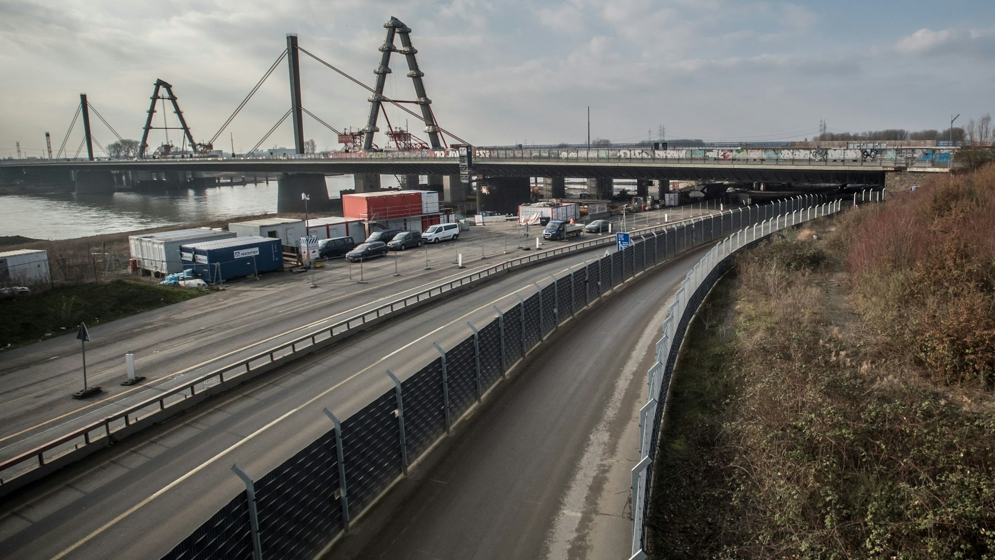 Leverkusener Brücke, Widerlager der alten Brücke mit dem Zubringer aus der Stadt. Foto: Ralf Krieger