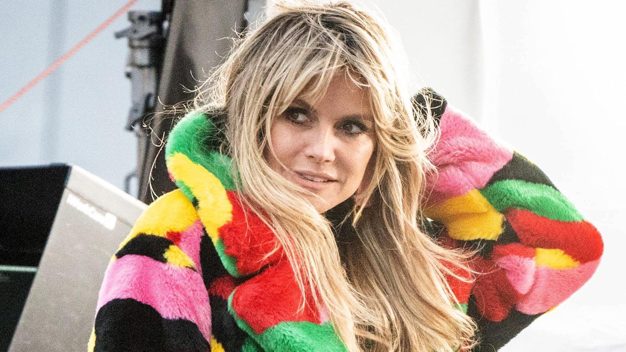 Heidi Klum steht bei Dreharbeiten zur 16. Staffel «Germany's next Topmodel» vor dem Hotel Adlon. Sie hält den Arm an ihren Kopf.