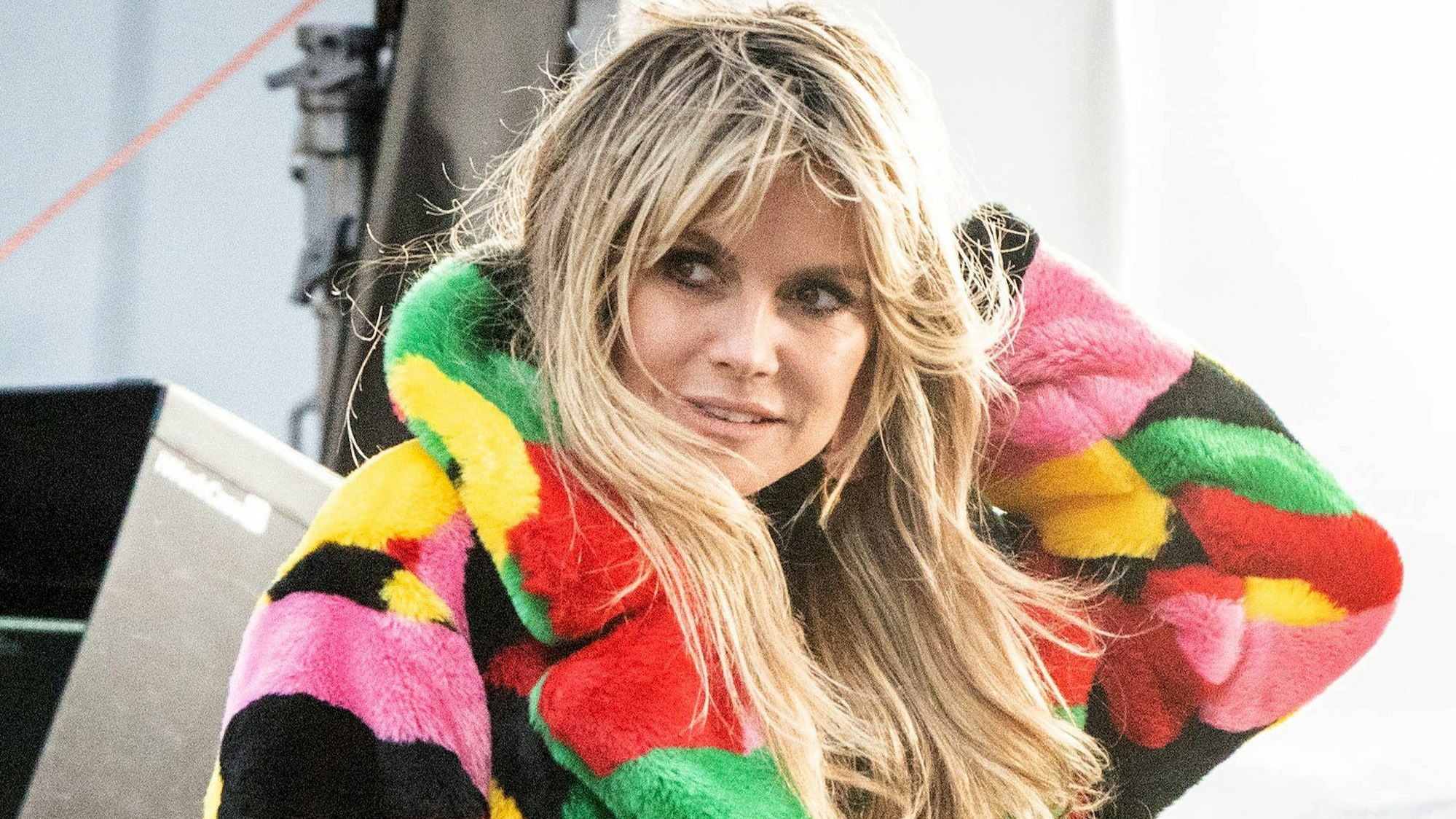 Heidi Klum steht bei Dreharbeiten zur 16. Staffel «Germany's next Topmodel» vor dem Hotel Adlon. Sie hält den Arm an ihren Kopf.