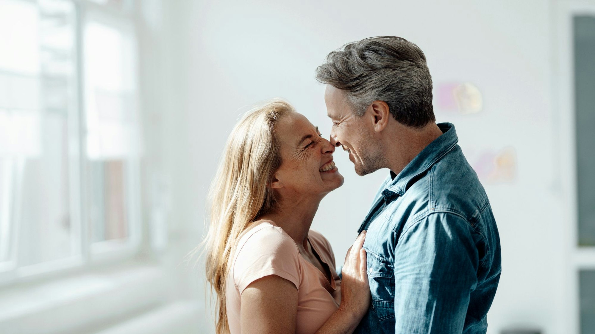 Ein verliebtes Paar küsst sich.