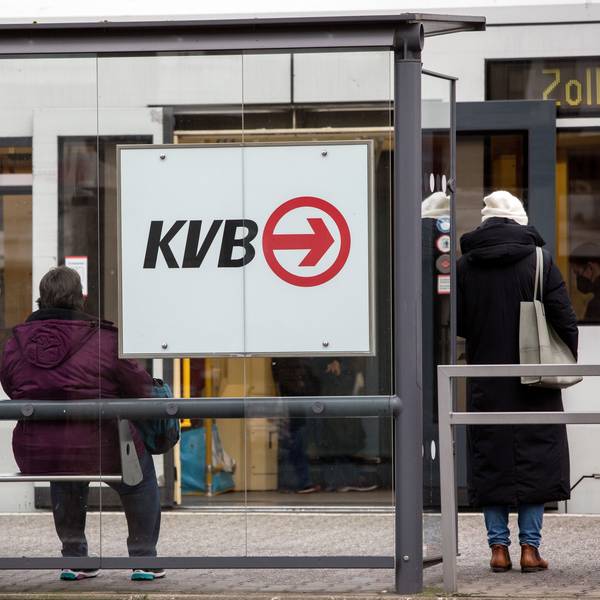 Fahrgäste warten an der Haltestelle Barbarossaplatz.
