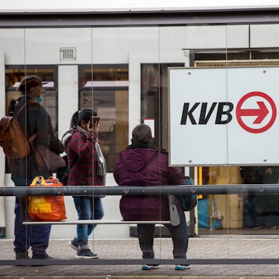 Fahrgäste warten an der Haltestelle Barbarossaplatz.