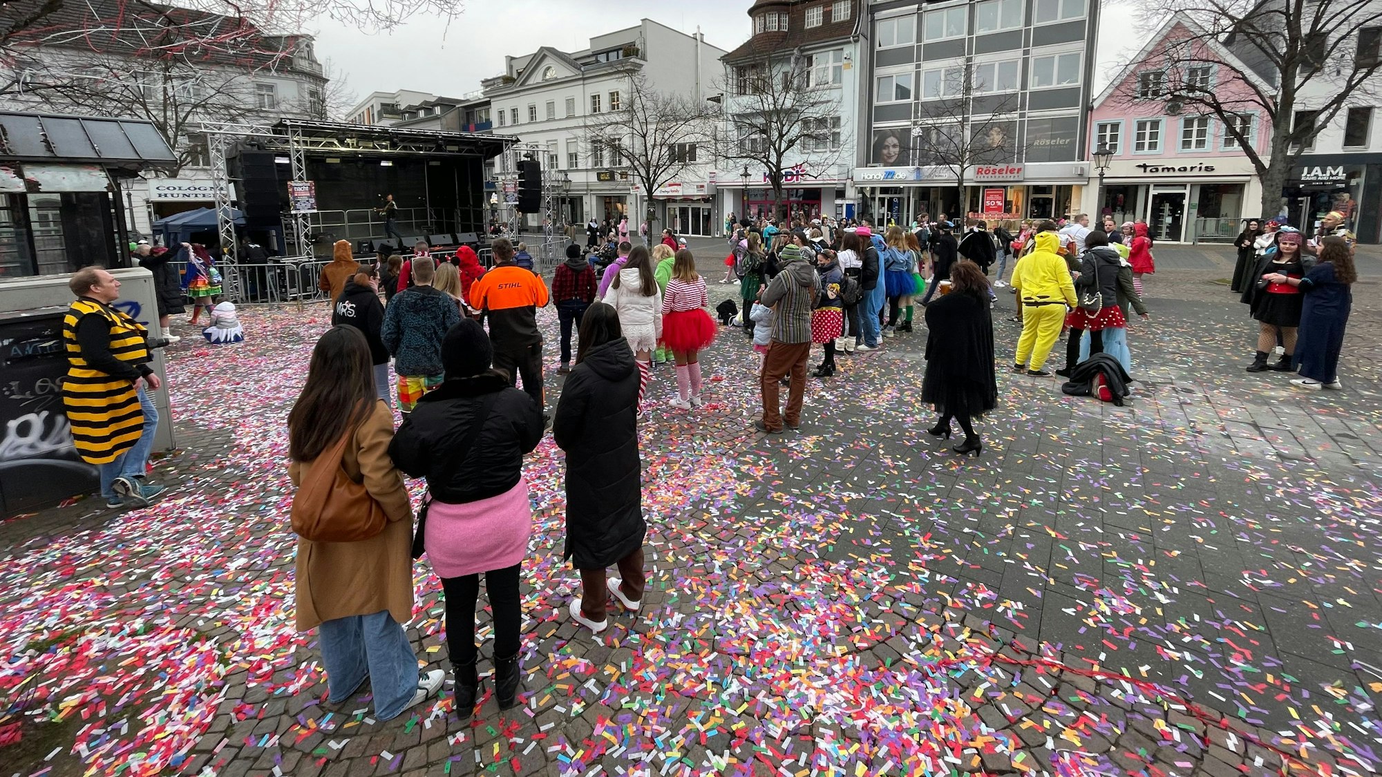 Kostümierte und Konfetti auf dem Siegburger Markt