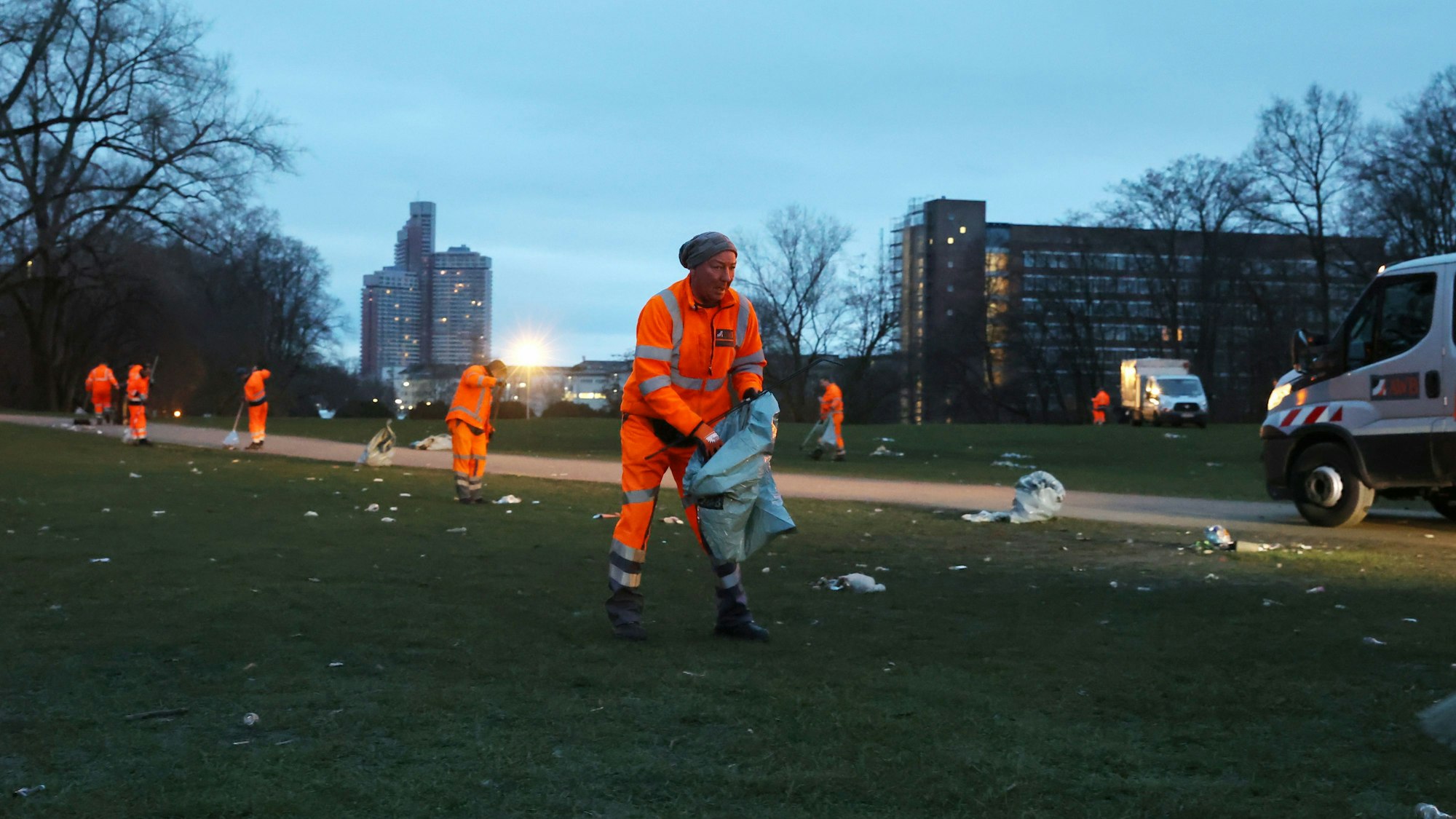 Mitarbeiterinnen und Mitarbeiter der AWB räumen am Aachener Weiher in Köln Müll und Hinterlassenschaften von Feiernden auf. Schon am nächsten Tag soll die Wiese wieder bereit sein für Feiernde.