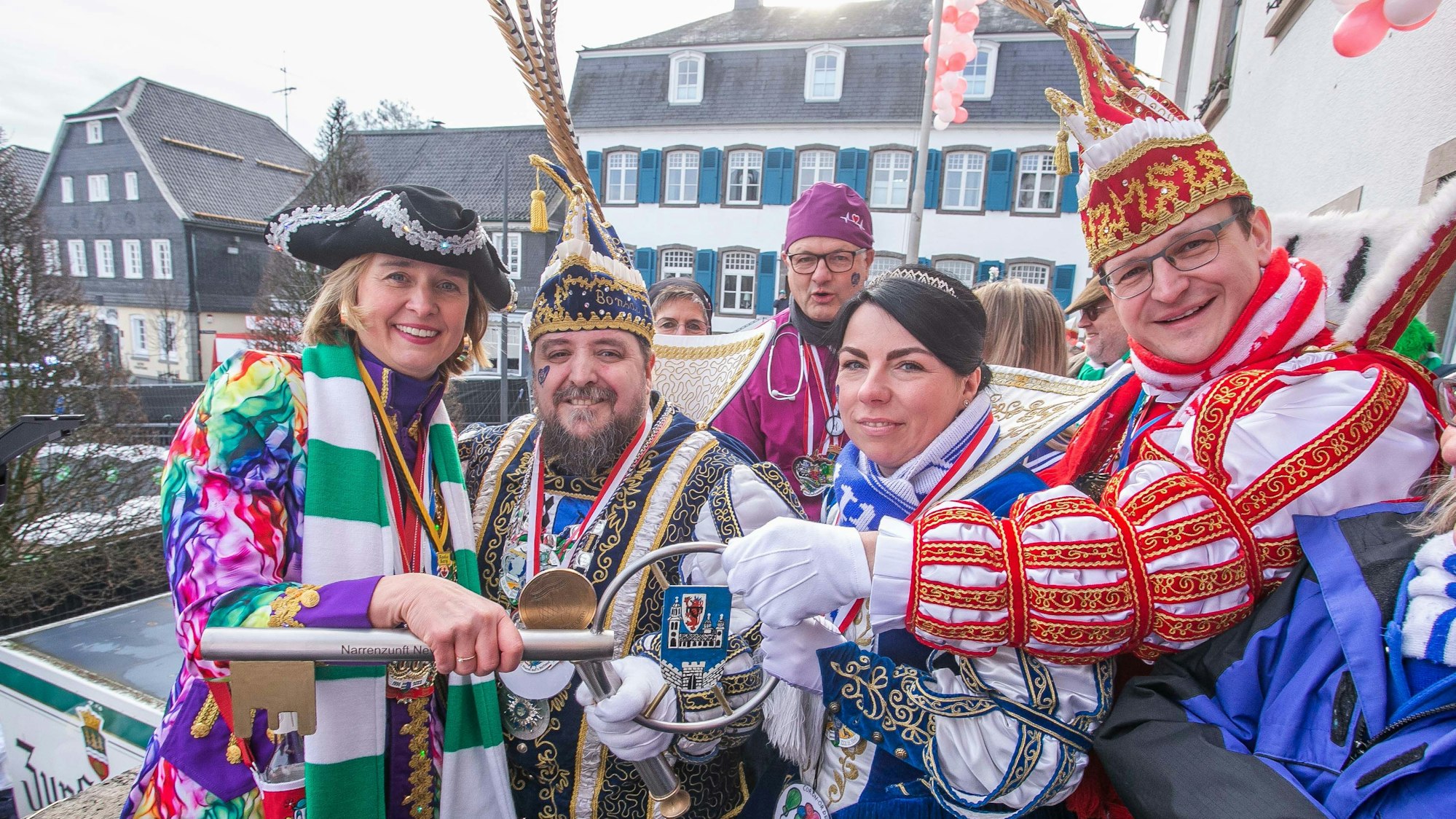 Die Wipperfürther Tollitäten posieren mit dem Schlüssel und lächeln in die Kamera.