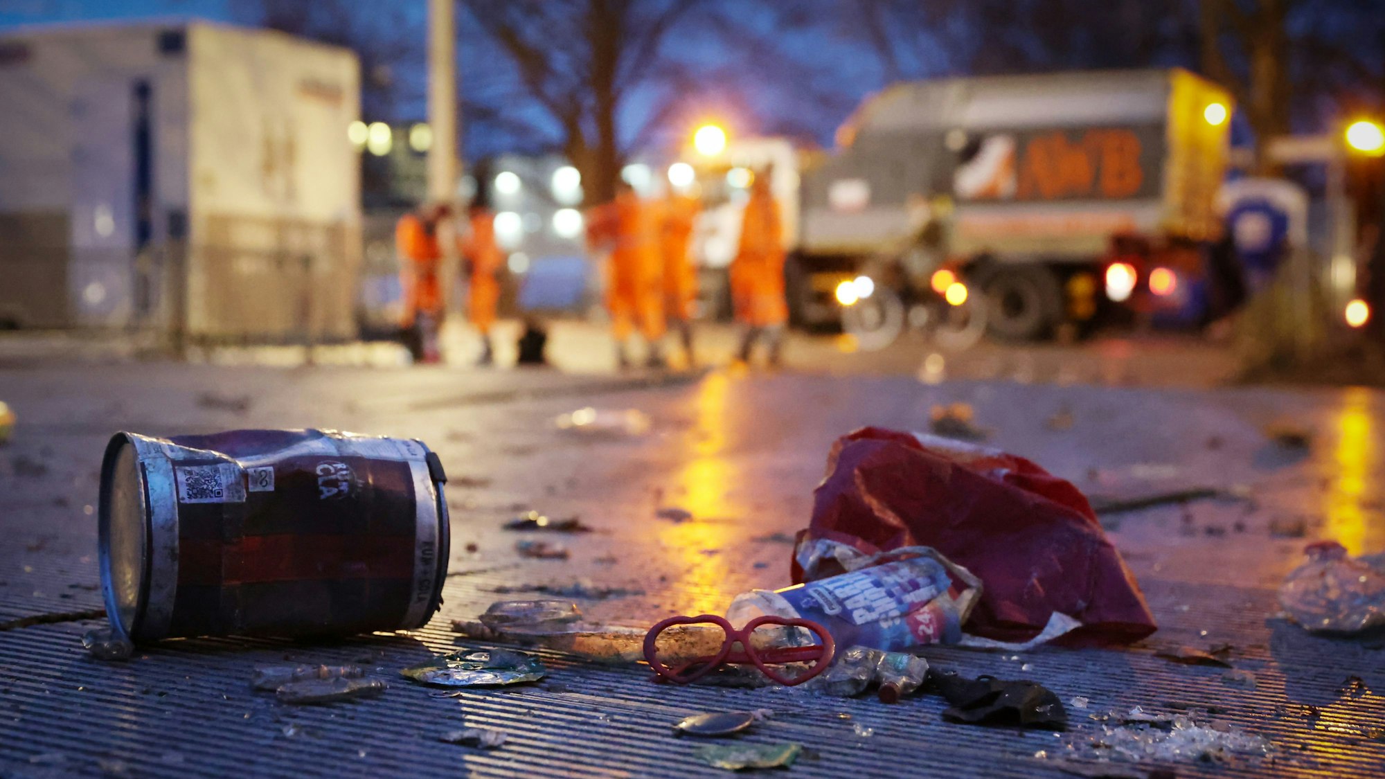 Am frühen Morgen nach Weiberfastnacht erwarteten große Mengen Müll die Miterarbeiter der AWB.