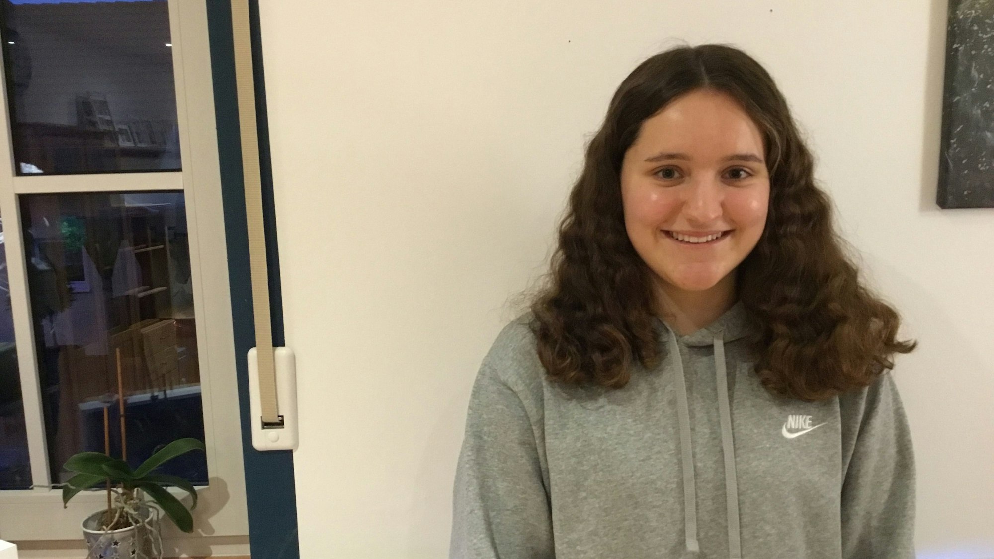 Katharina Scharrenbroich vor einer Wand.