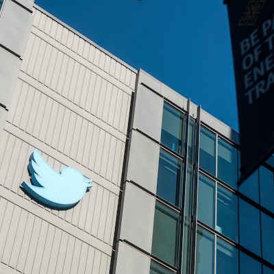 Ein Twitter-Logo hängt an einem Bürogebäude des Unternehmens in San Francisco