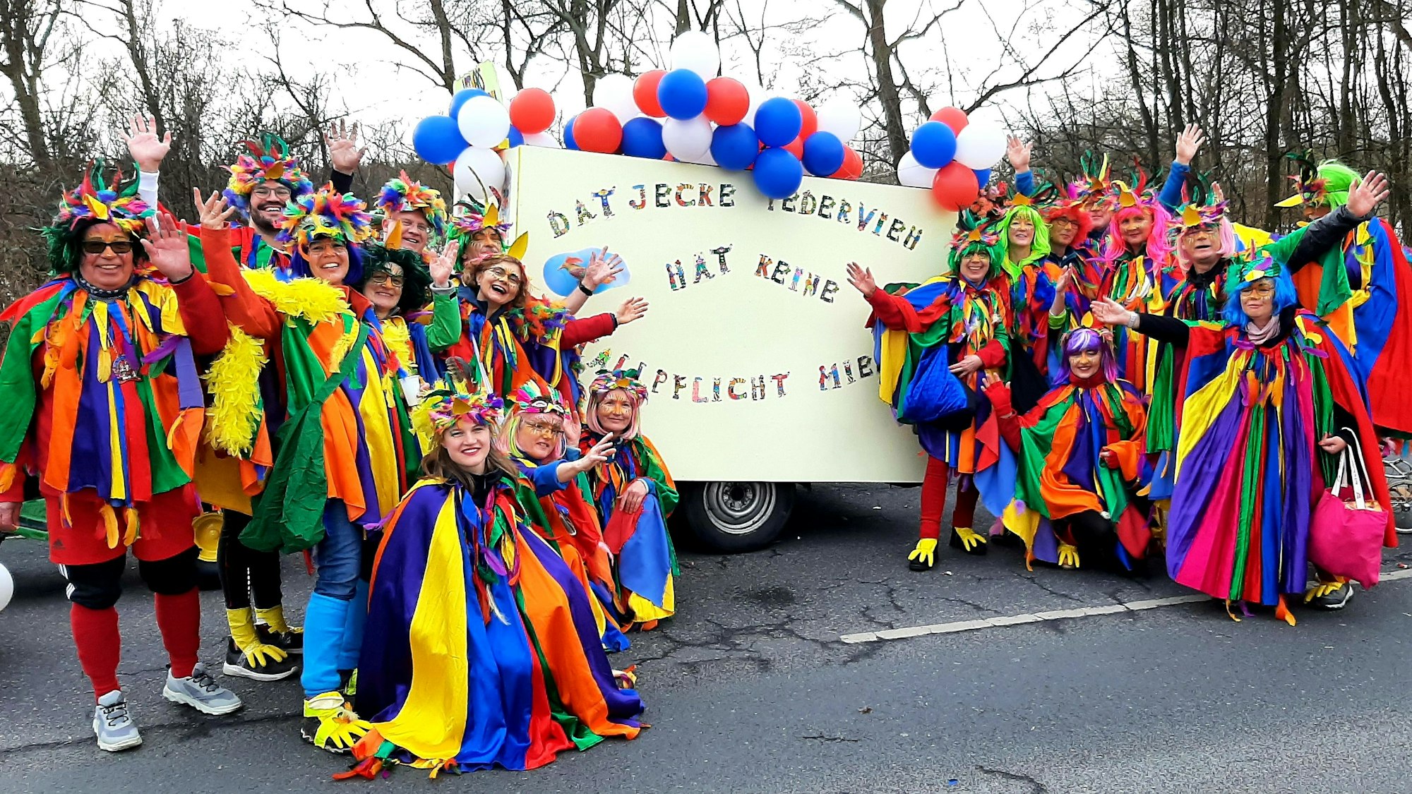 Karnevalszug Hitdorf 2023
Karneval Leverkusen
Lothars Paradiesvögel mit dem Post-Corona-Motto "Dat jecke Federvieh hat keine Stallpflicht mieh".