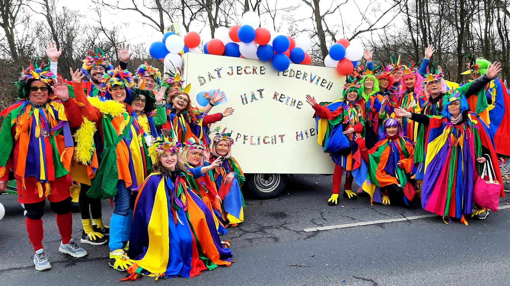 Karnevalszug Hitdorf 2023
Karneval Leverkusen
Lothars Paradiesvögel mit dem Post-Corona-Motto "Dat jecke Federvieh hat keine Stallpflicht mieh".