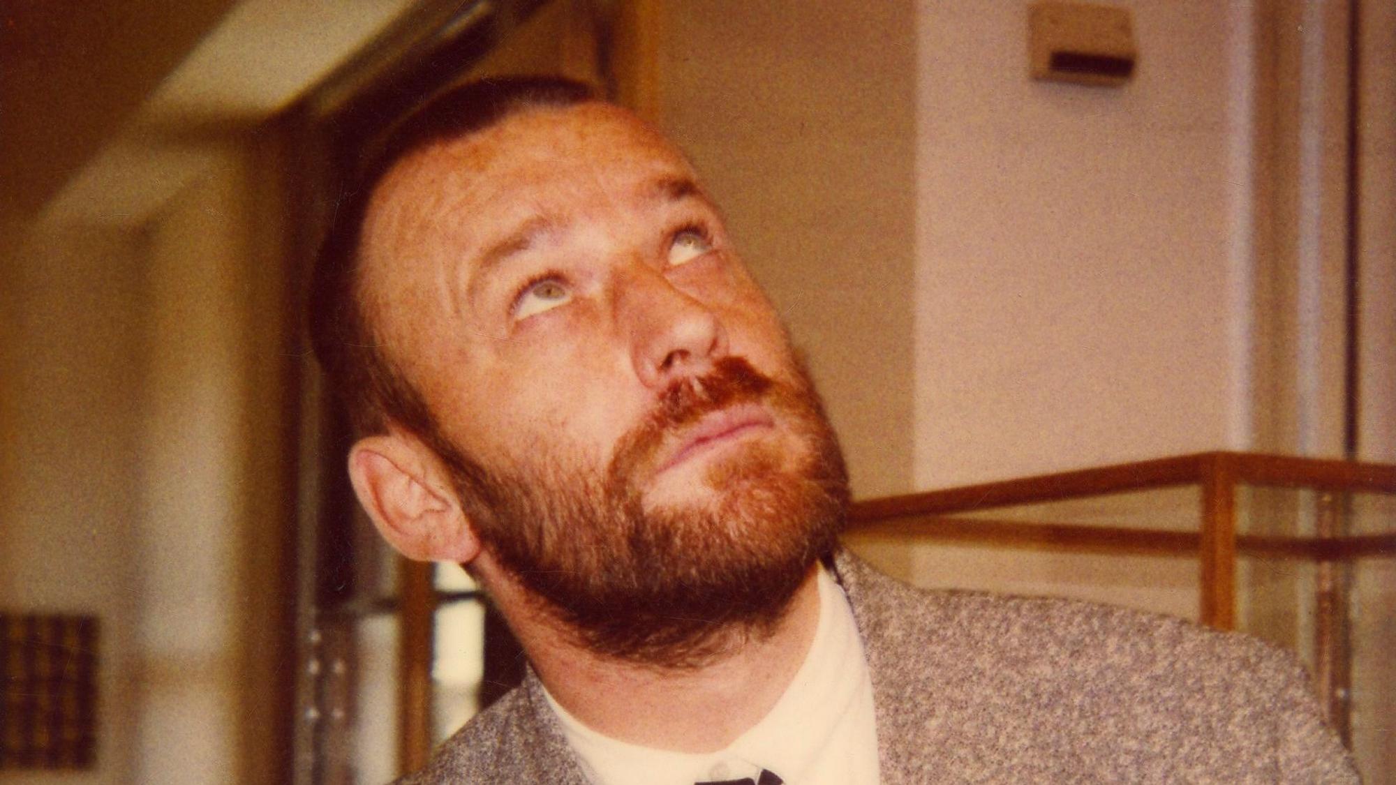 Martin Kippenberger
schaut nach oben.