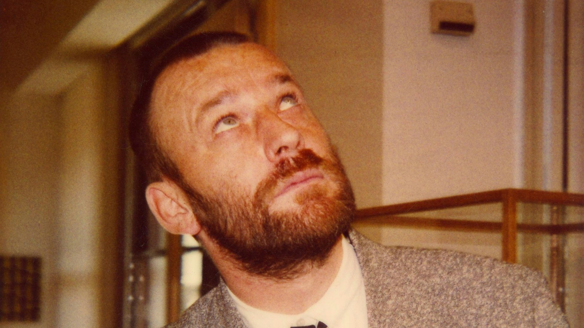 Martin Kippenberger
schaut nach oben.