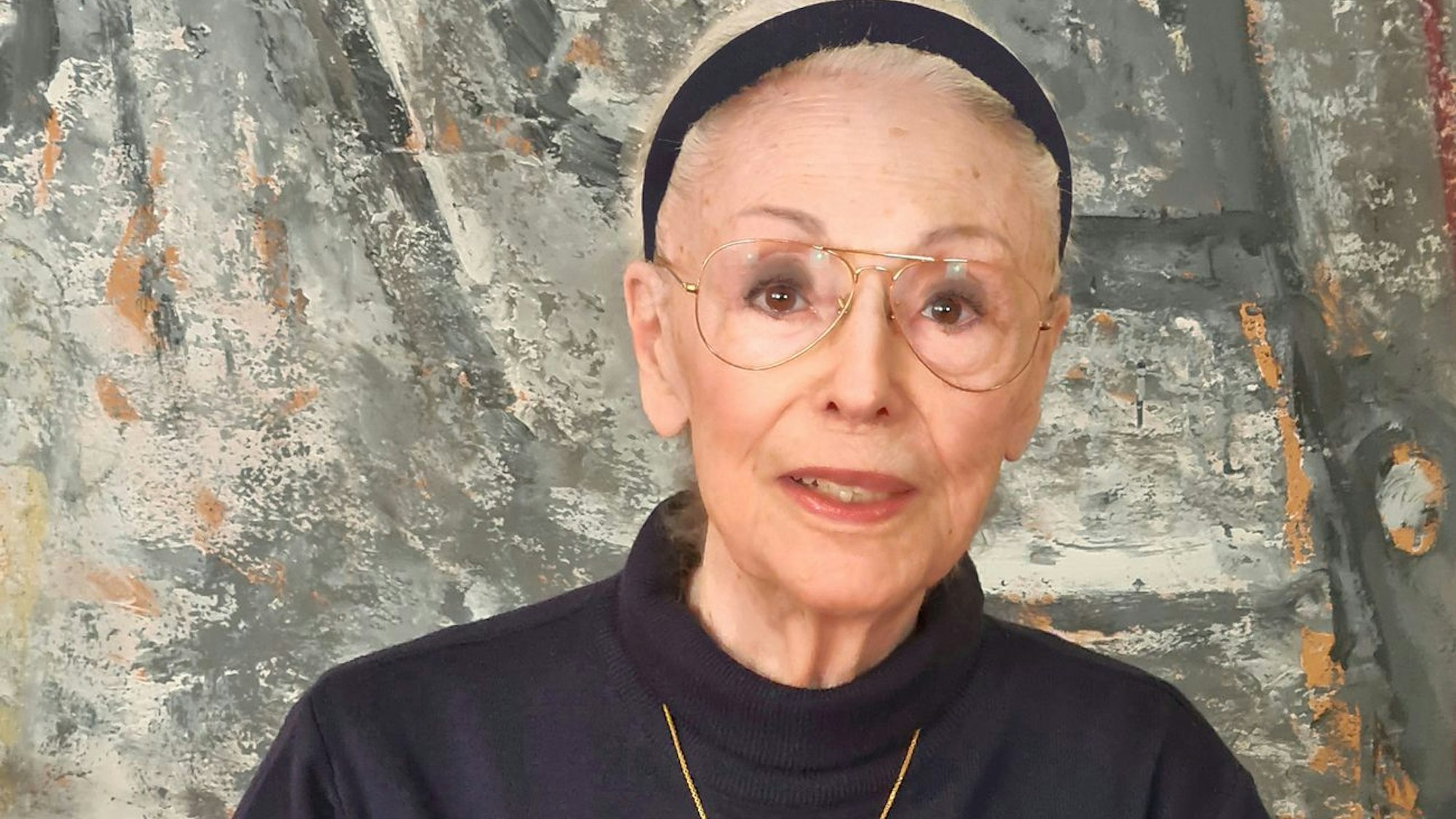 Caterina Valente vor einer Malerei.