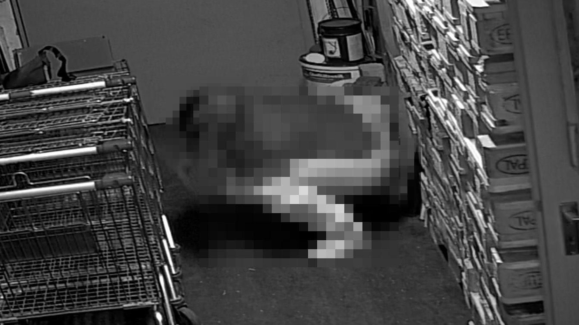 Das Foto einer Überwachungskamera zeigt eine Frau, die am 16. Februar 2023 in der Tiefgarage des Heng Long Asia Supermarkt auf dem Boden hockt und ihre Notdurft verrichtet.