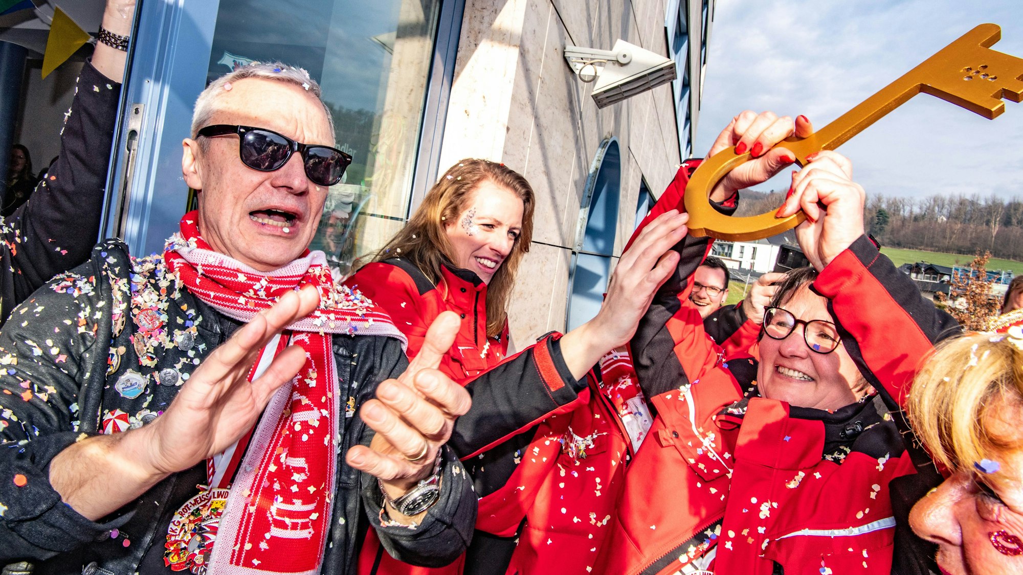 Einige Damen, der KG Rot-Weiß, halten den symbolischen Schlüssel in den Händen.