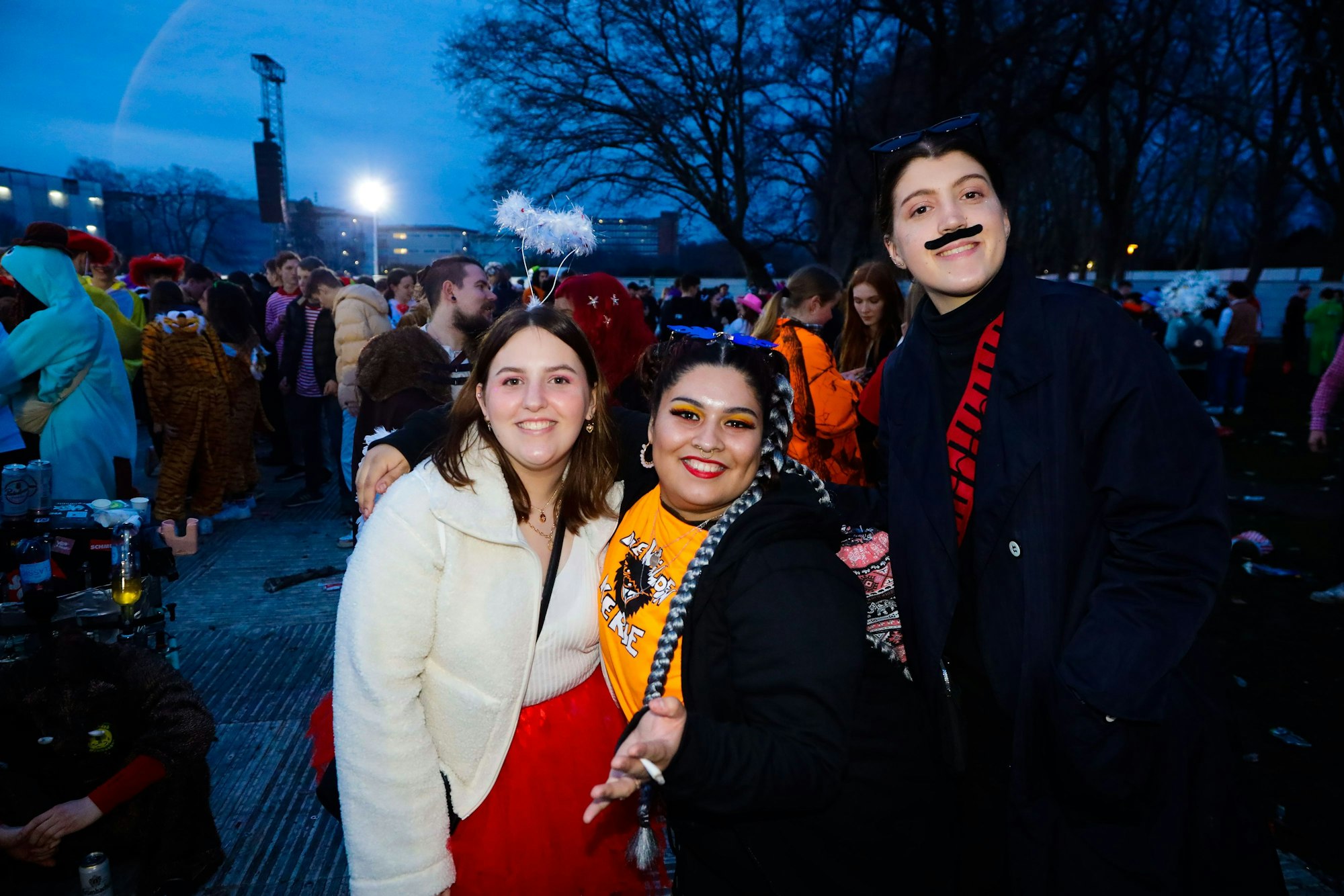 Kira, Lissi und Ina auf den Uniwiesen.