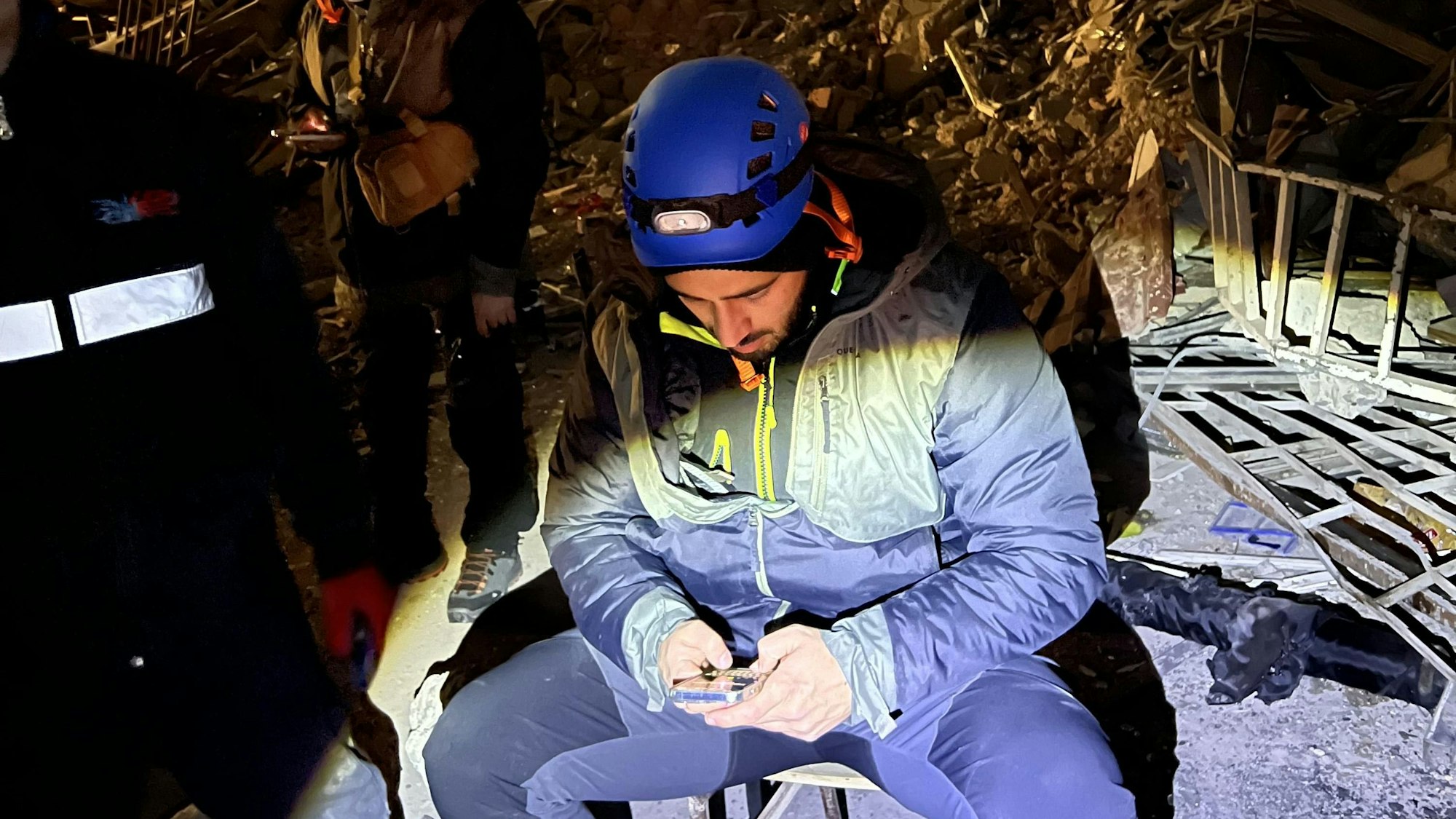 Ein Helfer inmitten der Trümmer in der Erdbebenzone.