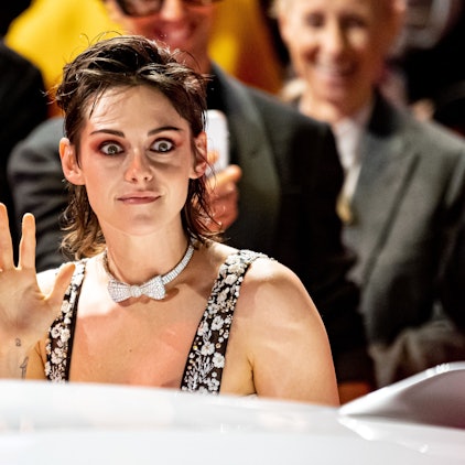 Kristen Stewart winkt den Fans.