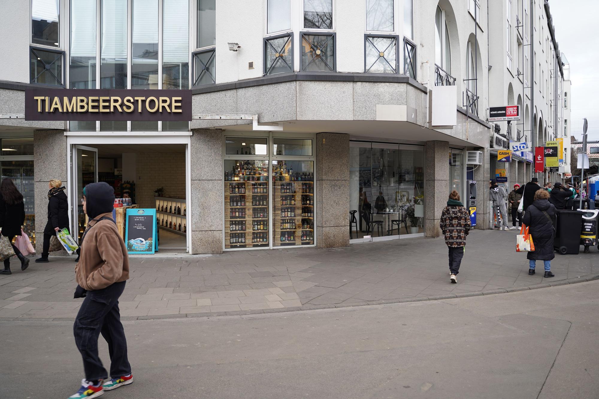 Das Bild zeigt den Tiam Beer Store auf der Zülpicher Straße, an der Ecke zum Zülpicher Wall.