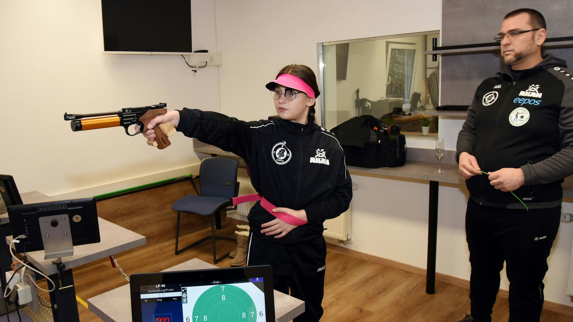 Vivienne Birkner zielt mit einer Sportpistole.