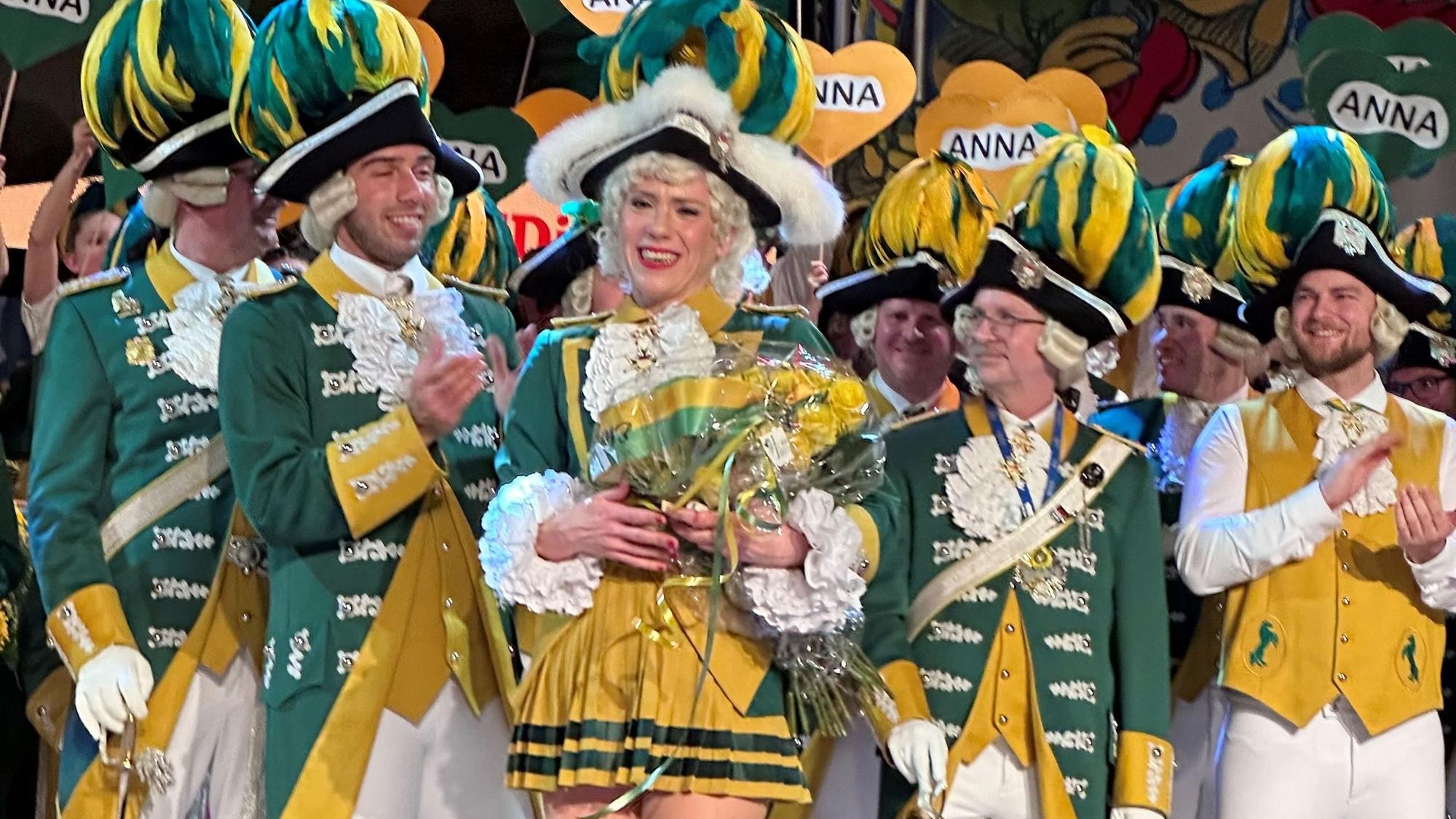 Karnevalsgardisten in grün-gelber Uniform