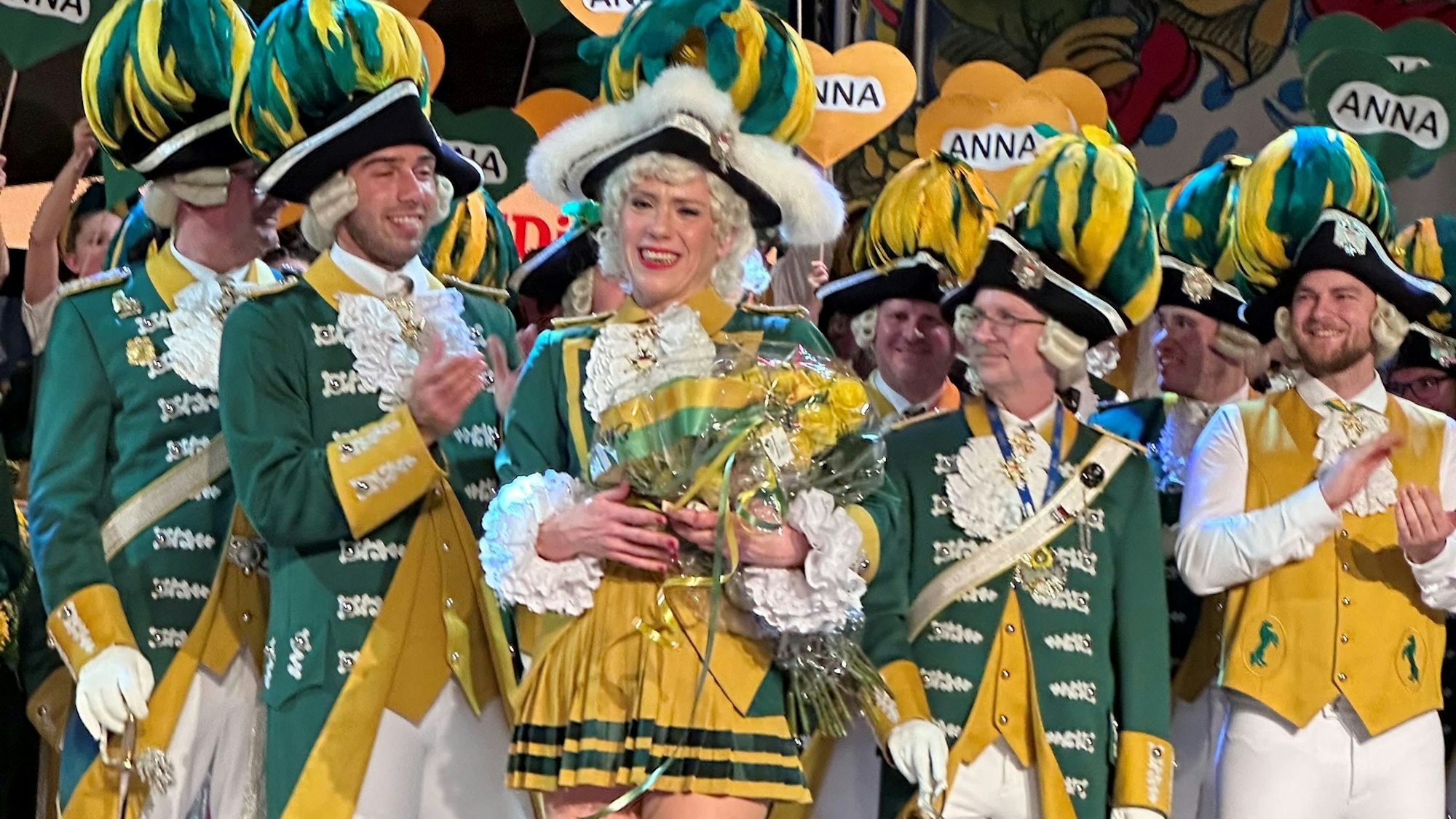 Karnevalsgardisten in grün-gelber Uniform