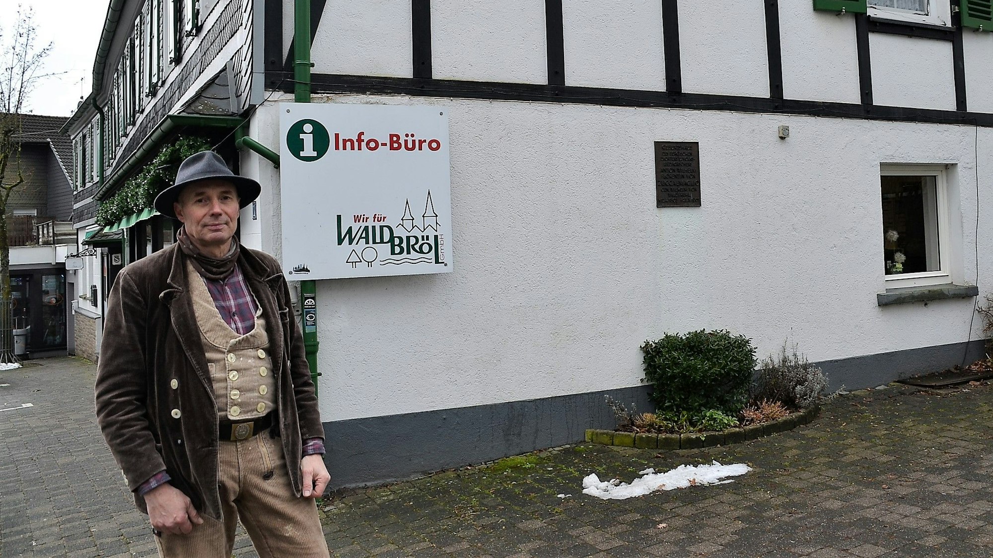 Joachim Jacobs vor dem Geburtshaus Zuccalmaglios.