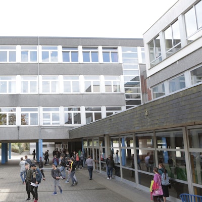 Es ist die Konrad-Adenauer-Hauptschule in Wipperfürth zu sehen.