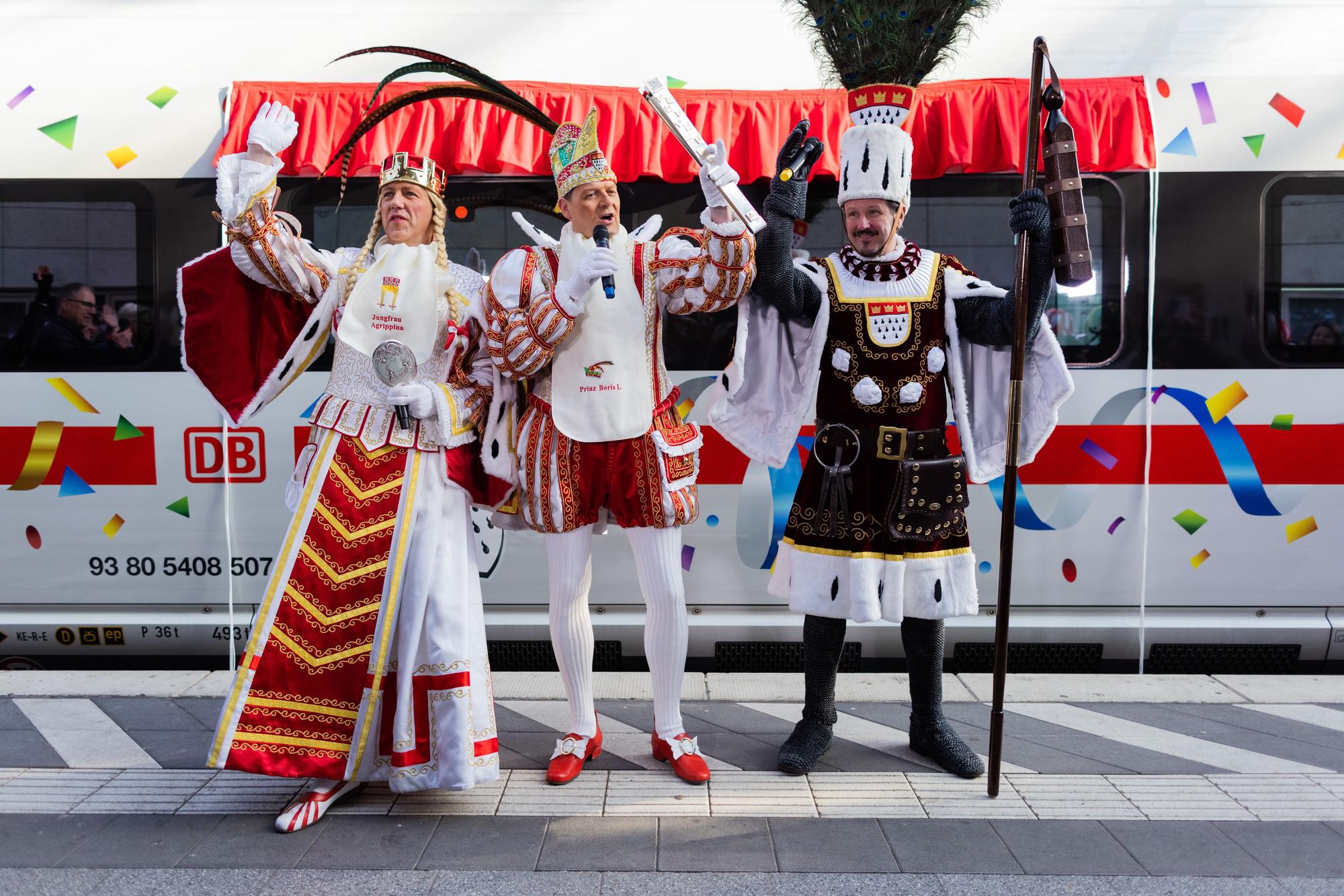 Das Kölner Dreigestirn: Prinz Boris I. (M, Boris Müller), Bauer Marco (r, Marco Schneefeld) und Jungfrau Agrippina (Andre Fahnenbruck)