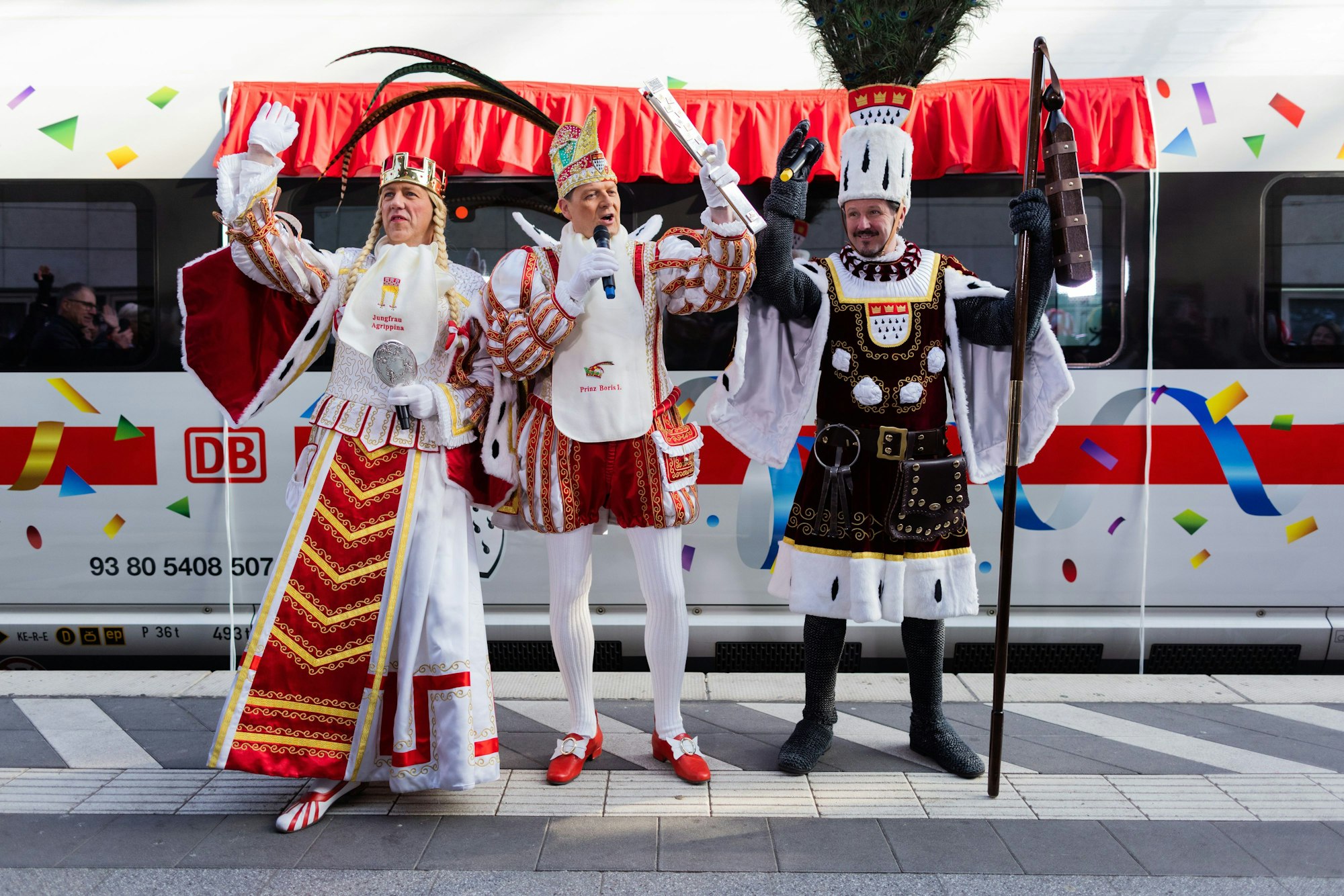 Das Kölner Dreigestirn: Prinz Boris I. (M, Boris Müller), Bauer Marco (r, Marco Schneefeld) und Jungfrau Agrippina (Andre Fahnenbruck)