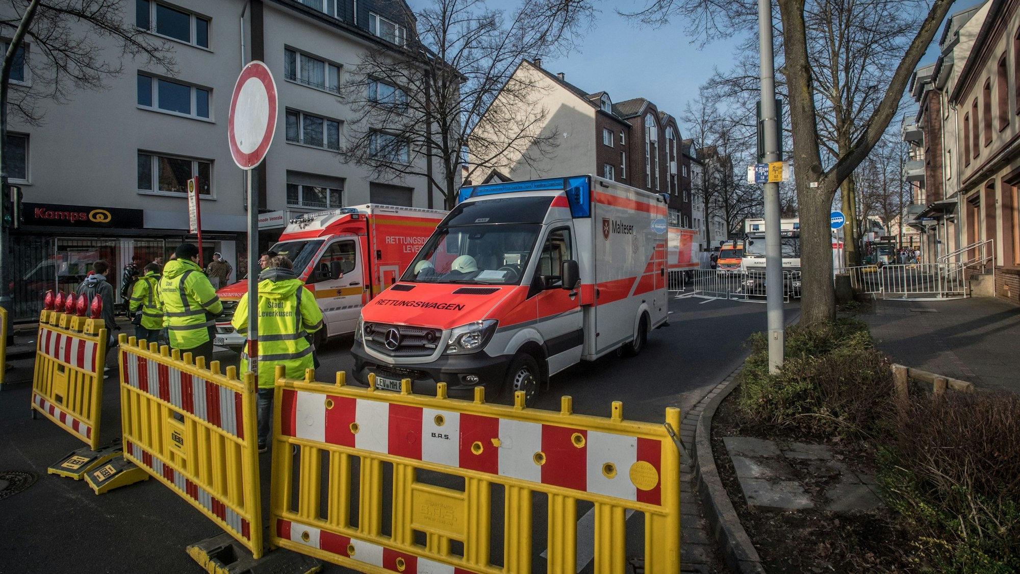 Rettungskräfte stehen an Weiberfastnacht nahe dem Lindenplatz bereit, um Karnevalistinnen und Karnevalisten zu versorgen.