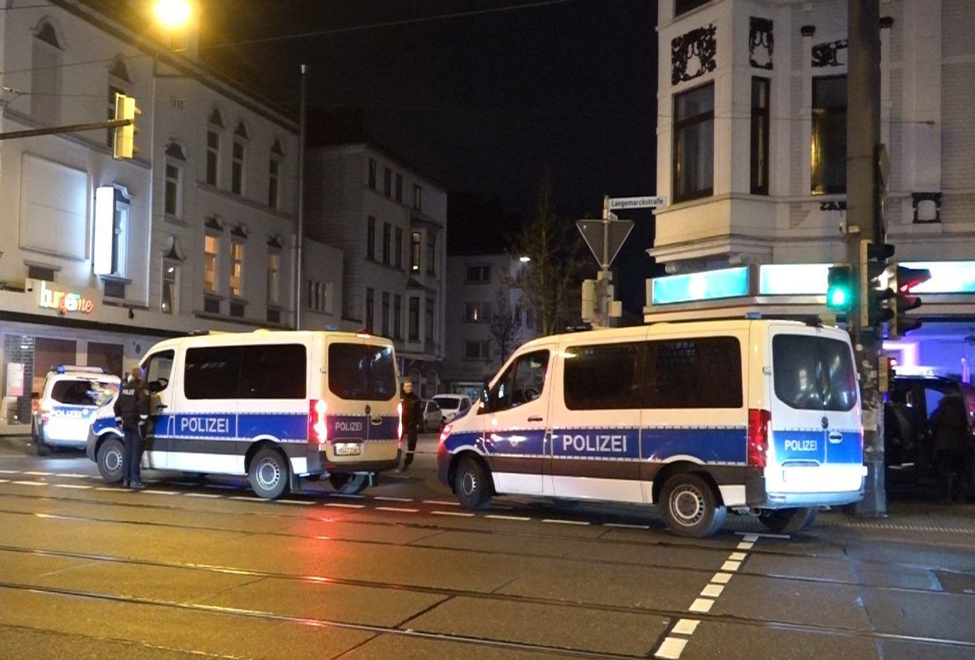Bei einem Polizeieinsatz stehen Polizeifahrzeuge in der Bremer Neustadt.