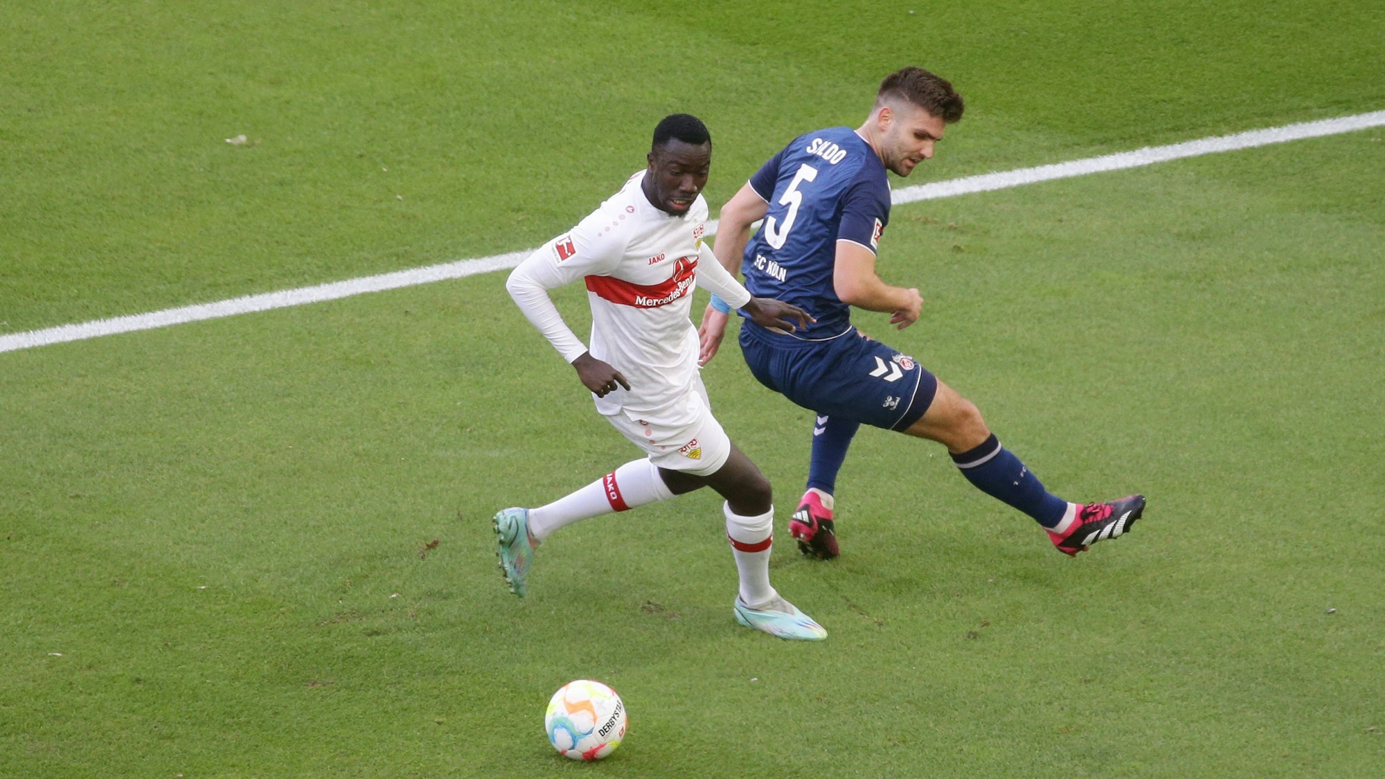 Silas dribbelt Soldo aus